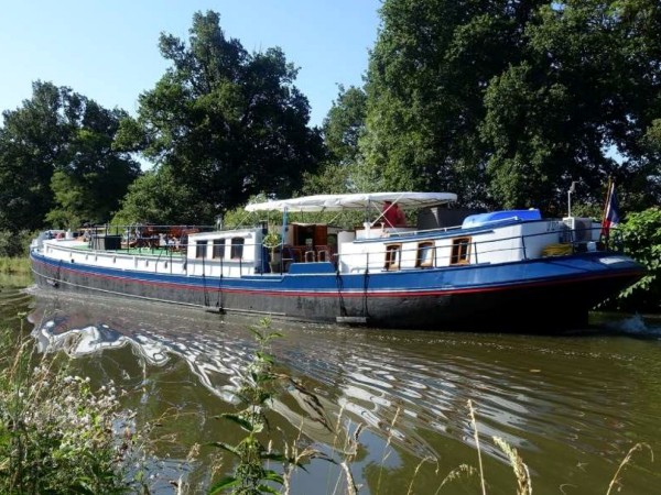 The First Class 6-passenger hotel barge
La Vie en Rose