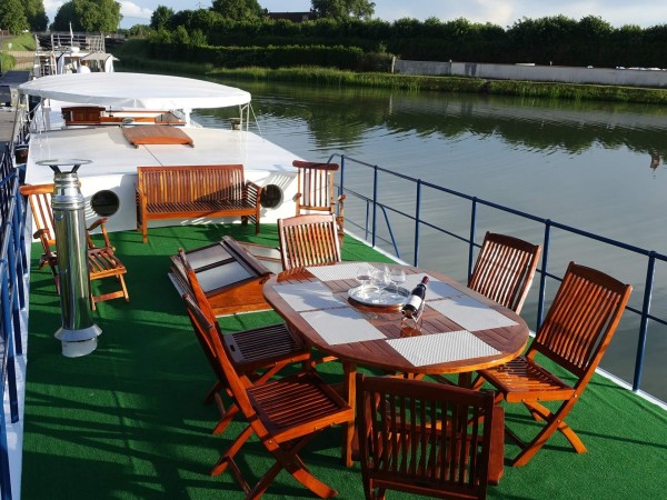 The forward deck for lounging and dinining
alfresco