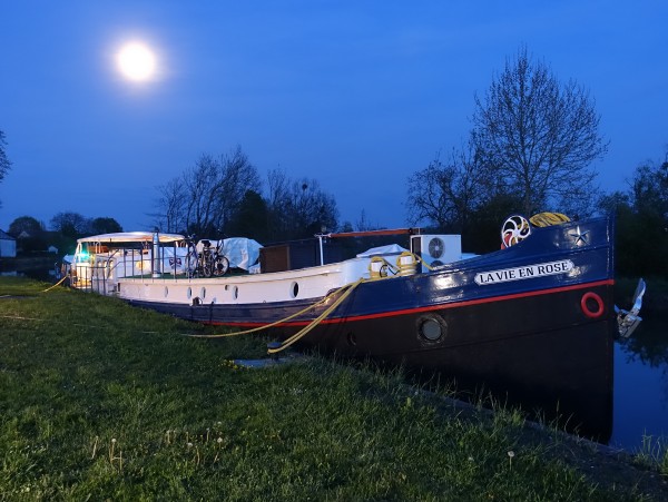 La Vie en Rose in a quiet mooring at
nightime