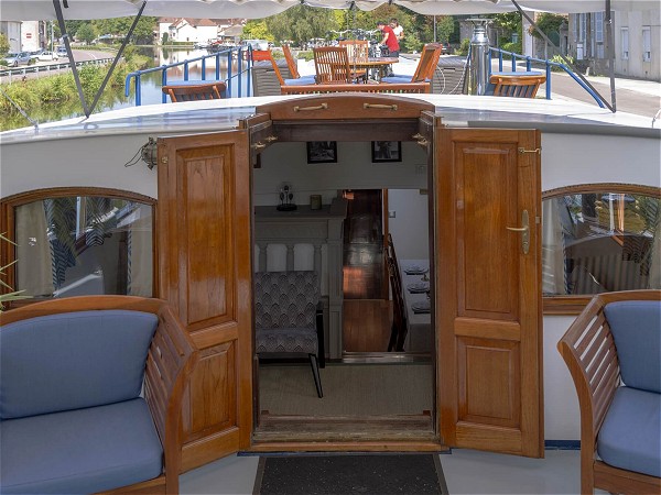 The entrance to the salon on board La Vie en
Rose