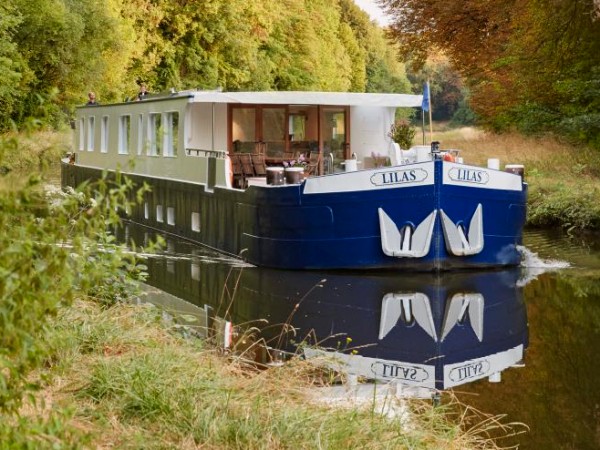 The Ultra Deluxe 8-passenger hotel barge
Lilas