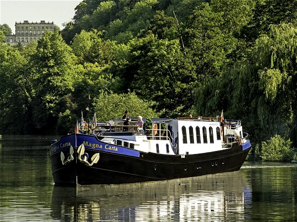 The Deluxe
8-passenger hotel barge Magna Carta cruising the picturesque Thames