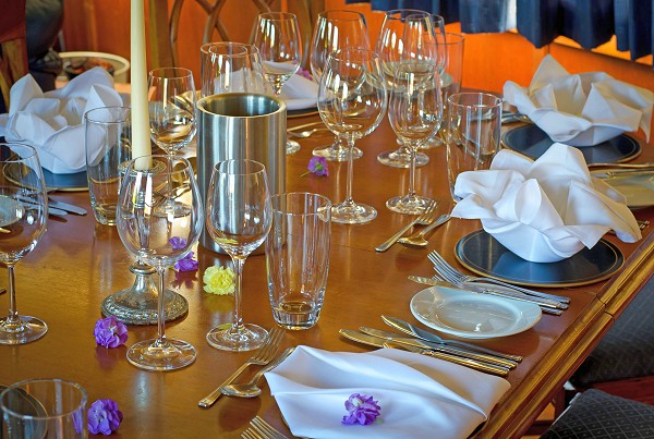 The lovely
dining
room aboard the Magna Carta is always beautifully set for every meal