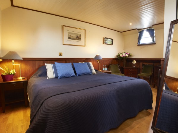 The cabins
aboard
the Magna Carta offer either king or twin bed accommodations