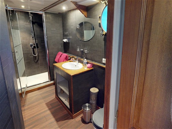 The ensuite bathroom in cabin one aboard the
Magnolia