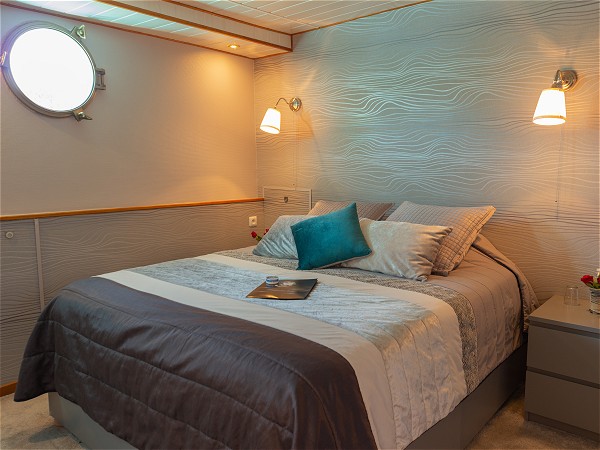 The cool, stylish and contemporary guest cabins aboard
the
Magnolia. This suite in the bow, can be<br>configured with either two twin beds
or a queen
bed.