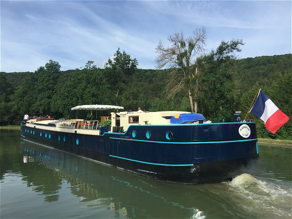 The Magnolia gently plys the waters of the Canal de
Bourgogne.