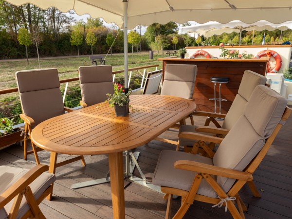 The spacious deck of the Magnolia.
Relax at the on deck bar, enjoy a lovely lunch 'en plein aire', or kick your
feet up in
one of the comfortable chaise lounges.