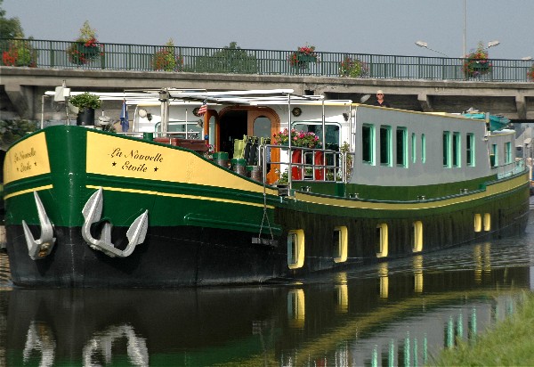 The Ultra Deluxe 8-passenger hotel
barge La Nouvelle Etoile