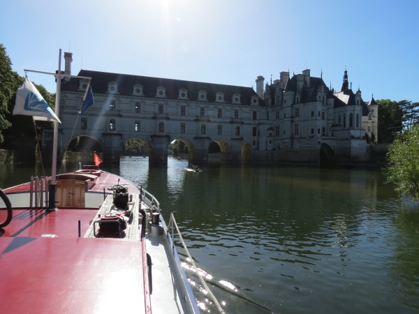 The Nymphea cruises under Chateau Chenonceau