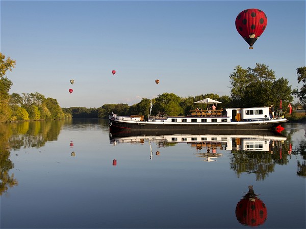 Hot air ballooning offers spectacular
views of the magnificent Loire Valley <br>and it's famous chateaux