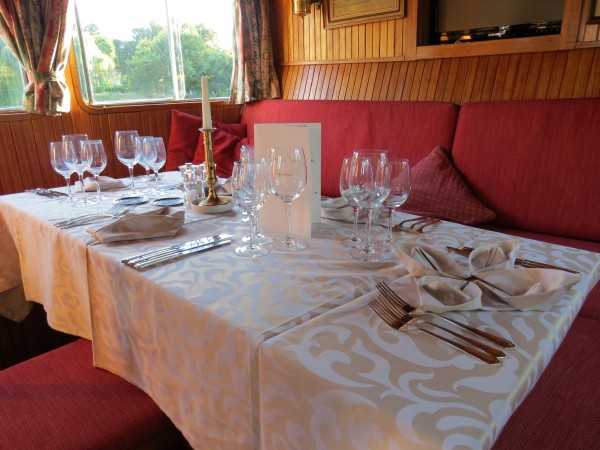 The upper salon offers wonderful views while
cruising and dining