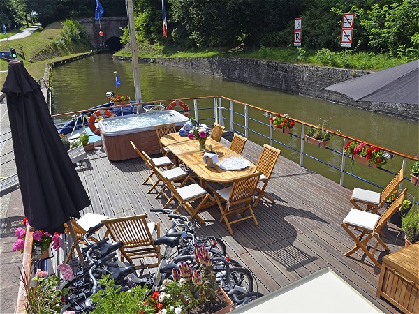 The sundeck aboard Panache offers you an
opportunity to enjoy the passing scenery<br> or an alfresco lunch or dinner