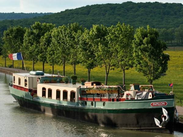 The Deluxe 4-passenger hotel barge Le
Papillon
