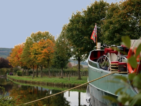 Le Papillon moored along the serene Canal de
Bourgogne