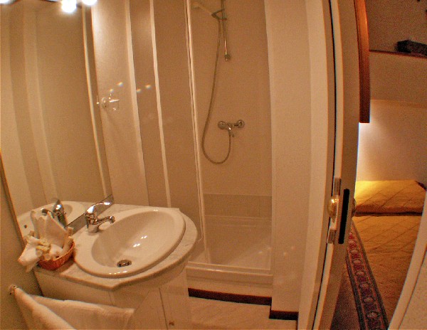 Each cabin aboard Le Phenicien has its own
ensuite bathroom