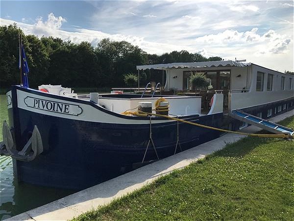The Ultra Deluxe 8-passenger hotel barge
Pivoine