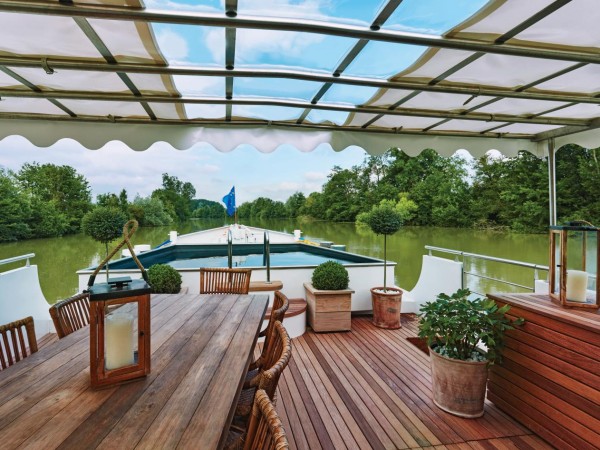 The spacious deck with heated plunge pool for
lounging and dinining alfresco