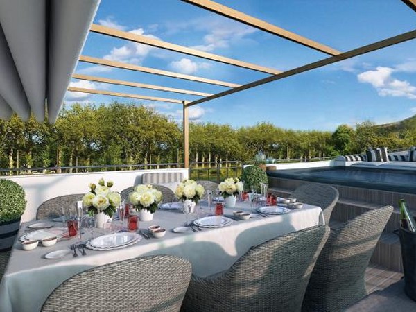 Guests enjoy dining al fresco as the barge
meanders past<br> the scenic countryside
