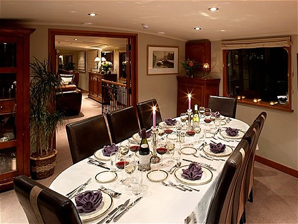The elegant dining room is always beautifull set for
every meal