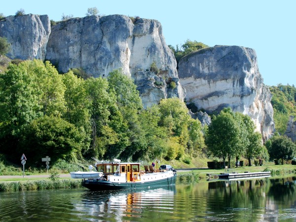 The Randle cruising past the prehistoric Saussois
Cliffs