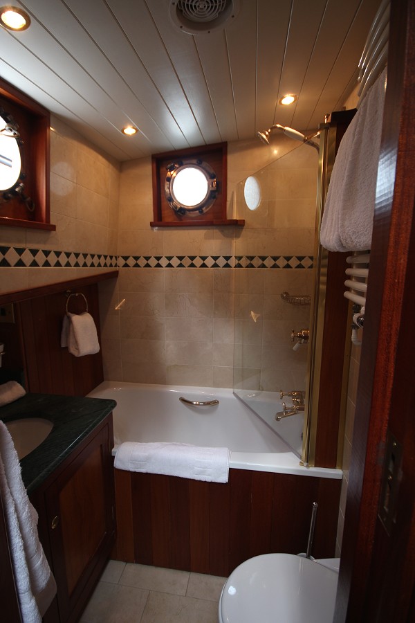 Both cabins aboard the Randle have its own ensuite
bathroom