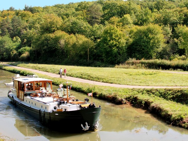 Passengers can walk, jog or cycle along the tow paths as
the barge meanders along the canal