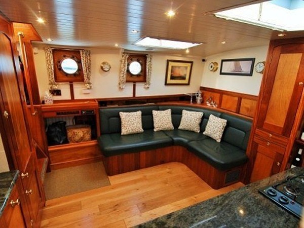 The lovely salon with its nautical decor has portholes
and
skylights creating a light warm ambiance