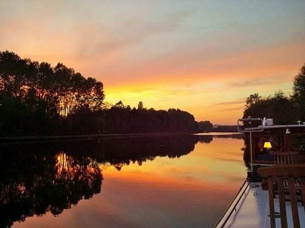 A calm and peaceful mooring offers solitude away from
lifes daily
hustle and bustle