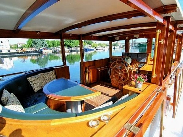 The spacious and comfortable wheelhouse for viewing and
dining<br>aboard the Randle shown above and below