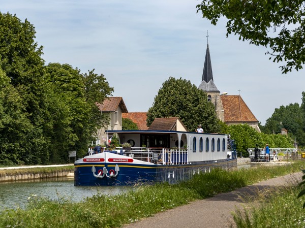 The Ultra Deluxe 8-passenger hotel
barge La Renaissance