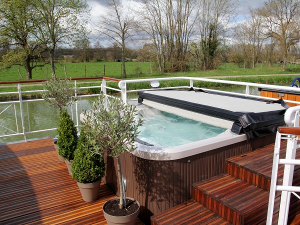 Enjoy the views while relaxing in the spa pool
on the deck of the Renaissance