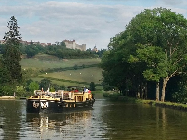 The Rendez-Vous cruising beneath the
picturesque and storied Chateauneuf en Auxois.