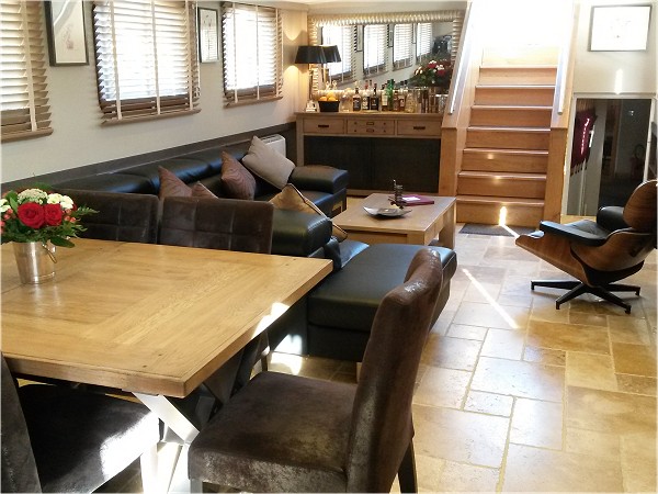 The spacious and stylish interior of the Rendez-Vous'
salon and dining area.