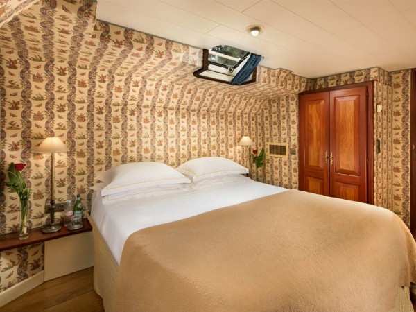 The cabins aboard the Roi Soleil offer either
queen or twin bed accommodations. <br>The blue (bow) cabin and bathroom shown
above and below.