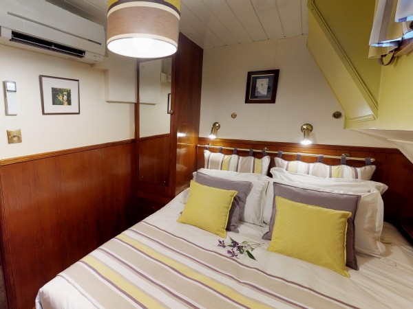The cabins aboard the Rosa have two cabins with queen
beds and two with fixed twin beds
