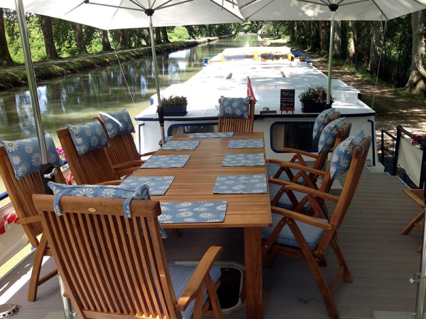 The spacious sundeck aboard the Rosa where passengers
enjoy dining alfresco