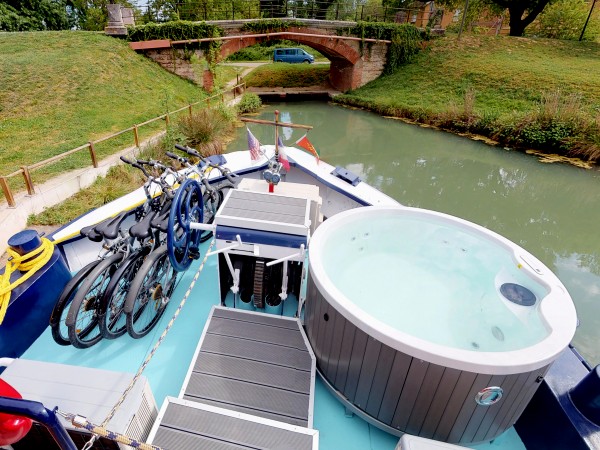 The new spa pool in the bow of the sundeck aboard the
Rosa