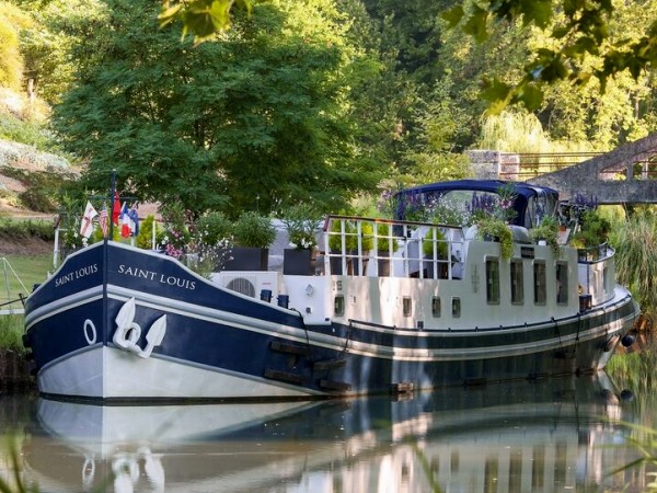 The Deluxe 6-passenger hotel barge Saint Louis