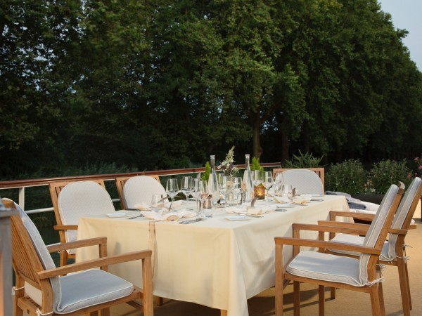 Dining alfresco aboard the Saint Louis shown above and
below