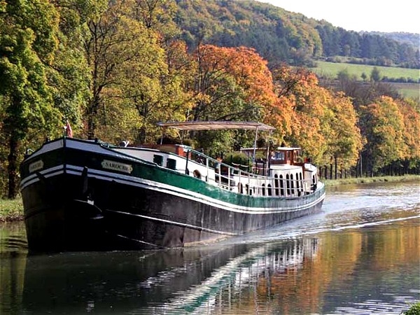 The Deluxe 6-passenger hotel barge Saroche