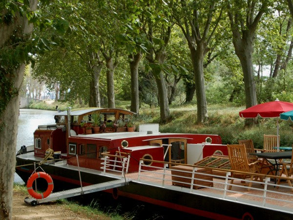 The Savannah moored under a canopy of sycamore
trees along the Canal du Midi