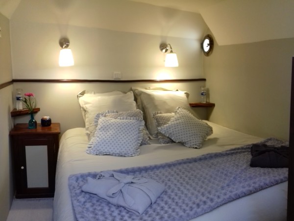 The Corbieres and Minervois cabins, off the salon, can be
configued with queen or twin beds