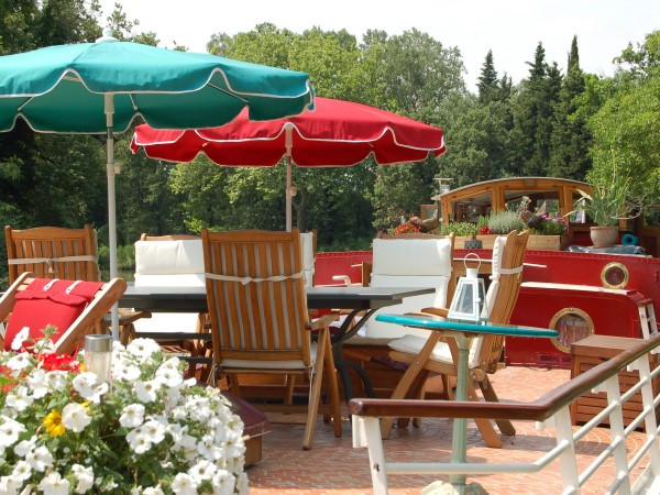 The lovely tiled deck on the Savannah is a great place to
lounge under shade and for dining alfresco