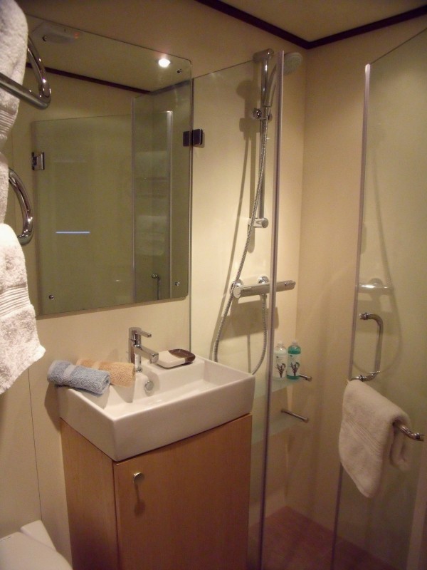 Each cabin aboard the Savoir Vivre has its own
ensuite bathroom