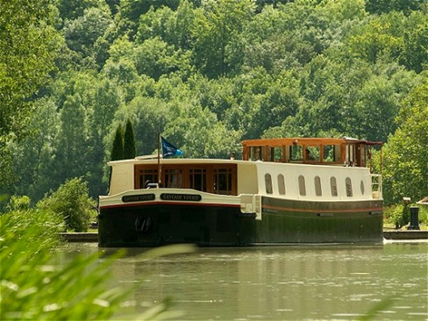 The 8-passenger First Class hotel barge Savoir
Vivre