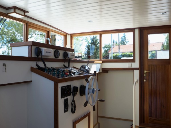 The spacious wheelhouse on board the Savoir
Vivre