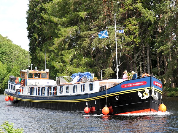 The First
Class 8-passenger hotel barge Scottish Highlander