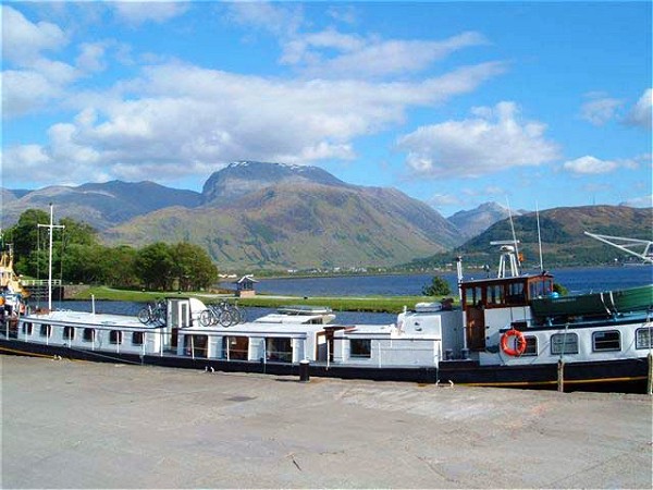 Scottish
Highlander moored with views of Ben Nevis,<br>the highest mountain in the
British Isles.