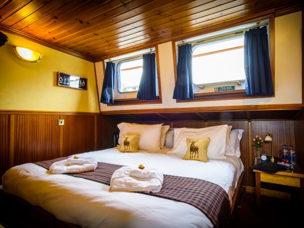 The cabins
aboard the Scottish Highlander offer either queen or twin bed accommodations